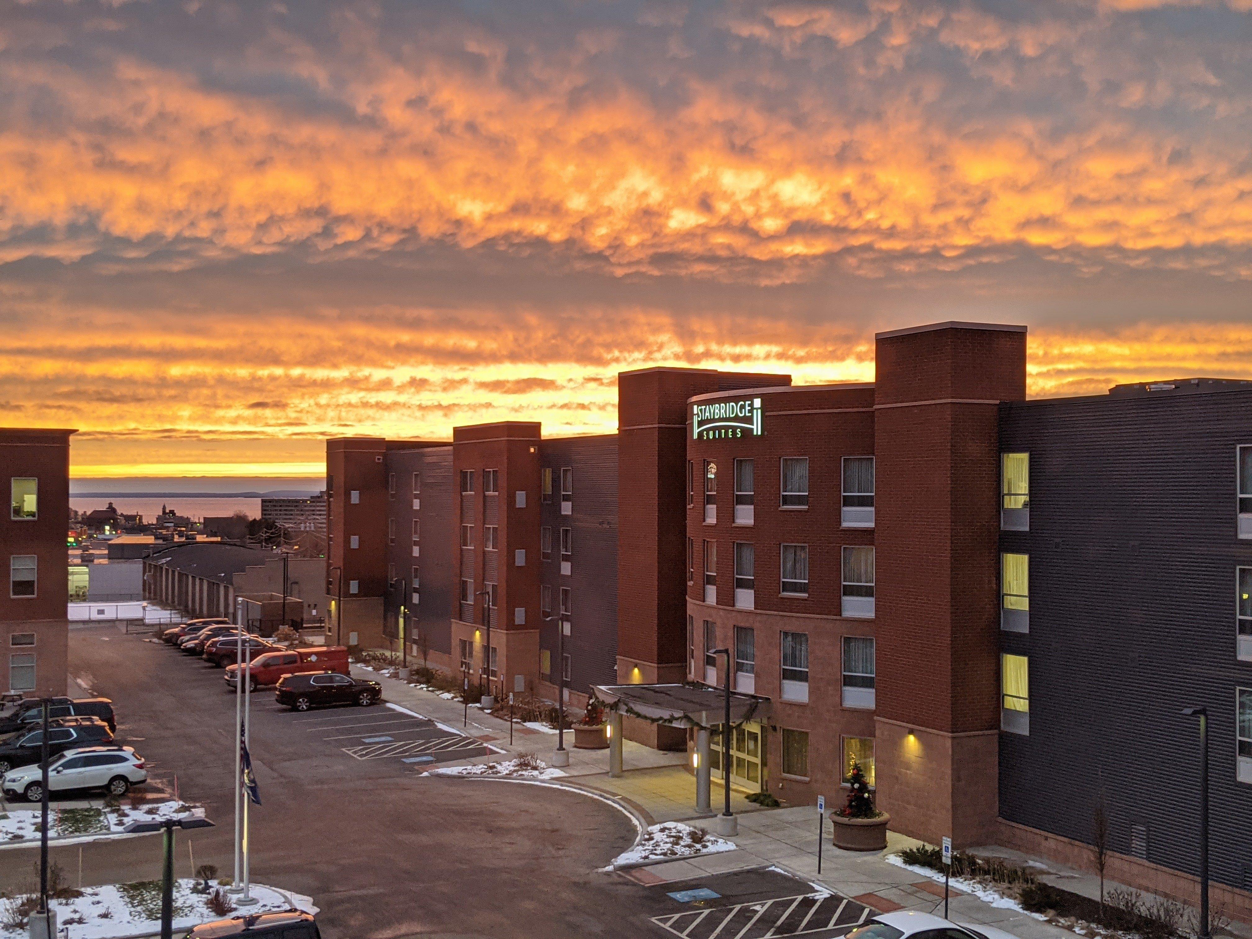 Staybridge Suites Marquette By Ihg Esterno foto