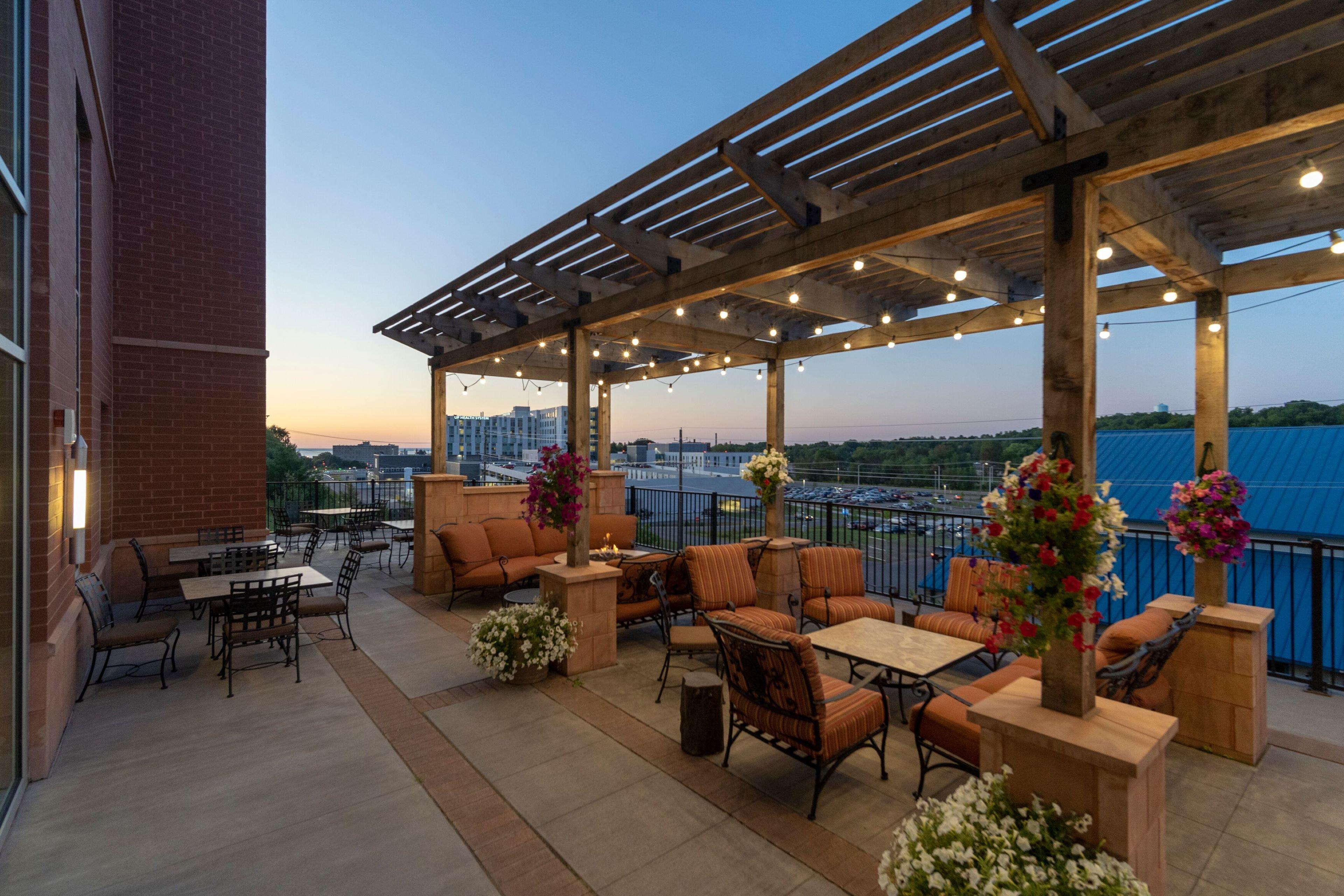 Staybridge Suites Marquette By Ihg Esterno foto