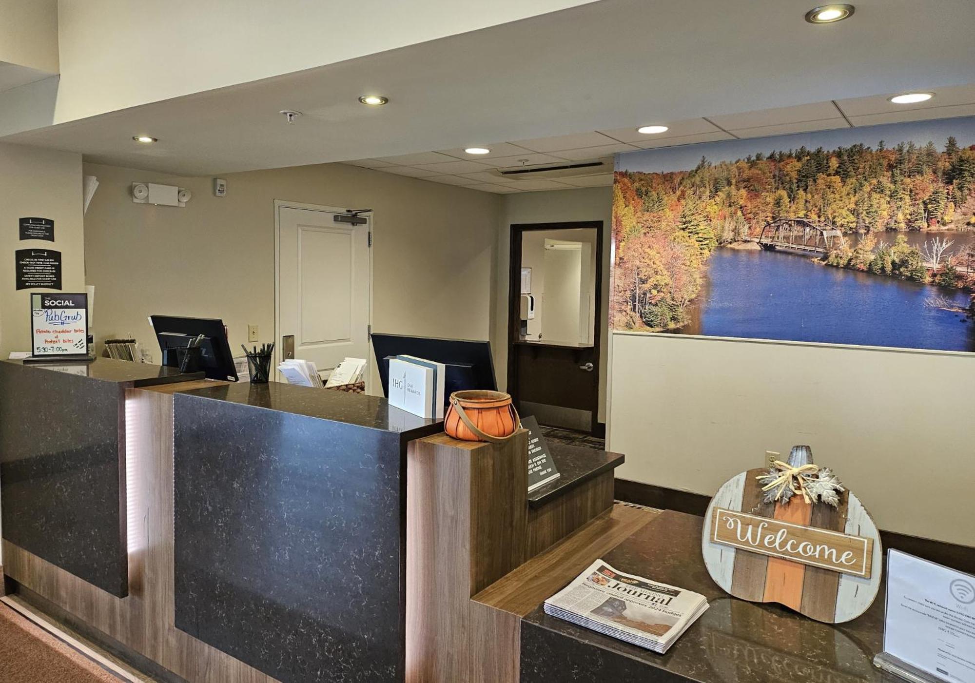 Staybridge Suites Marquette By Ihg Esterno foto
