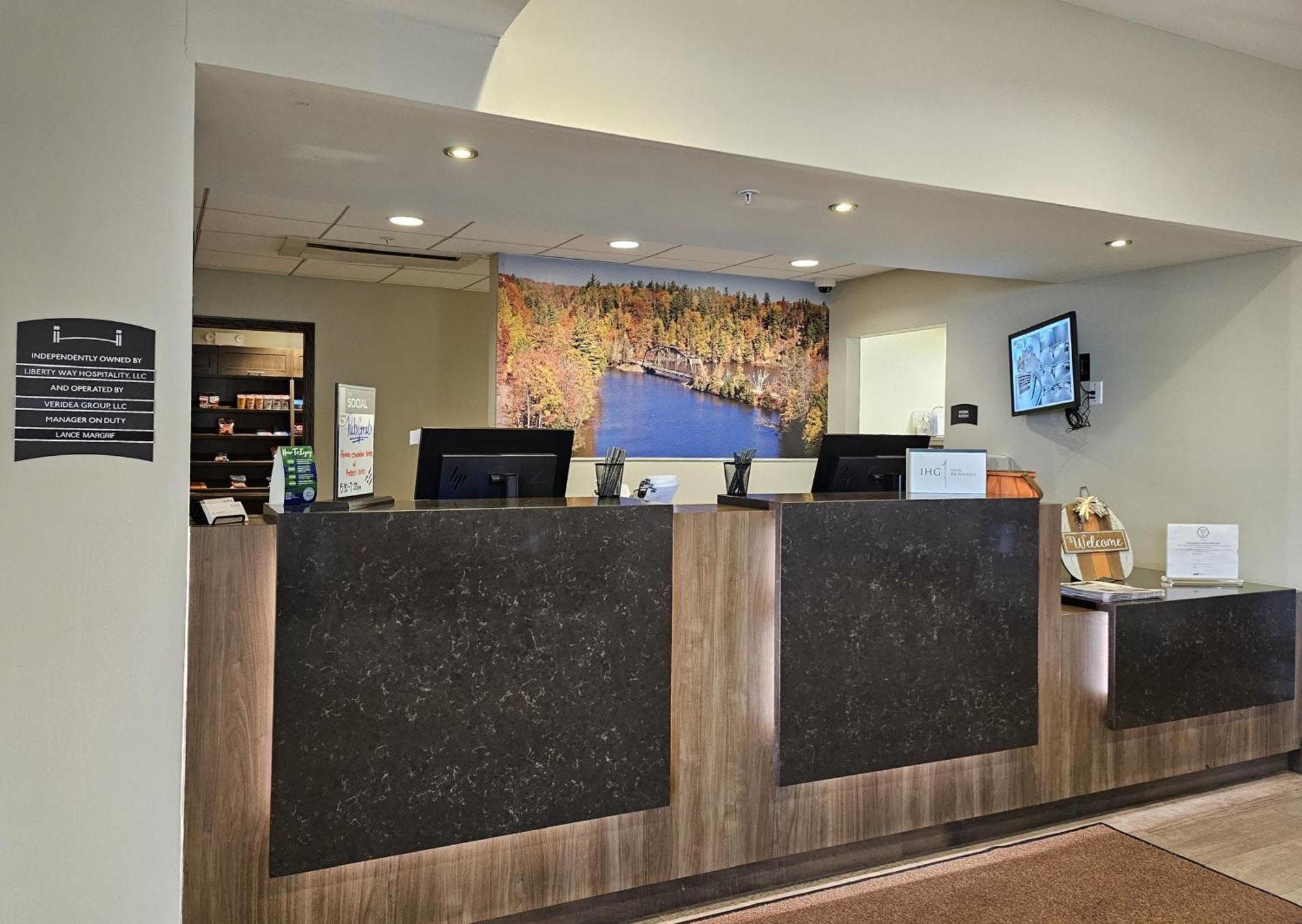 Staybridge Suites Marquette By Ihg Esterno foto