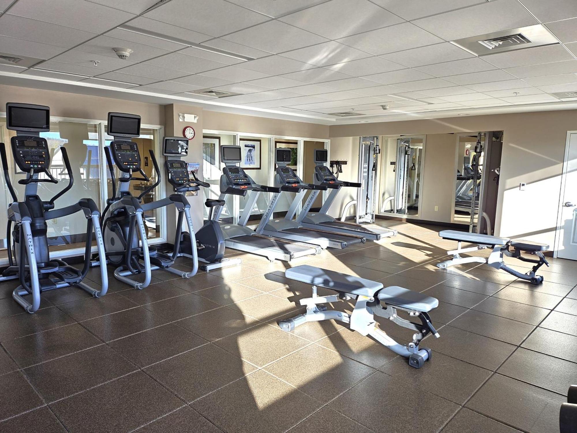 Staybridge Suites Marquette By Ihg Esterno foto