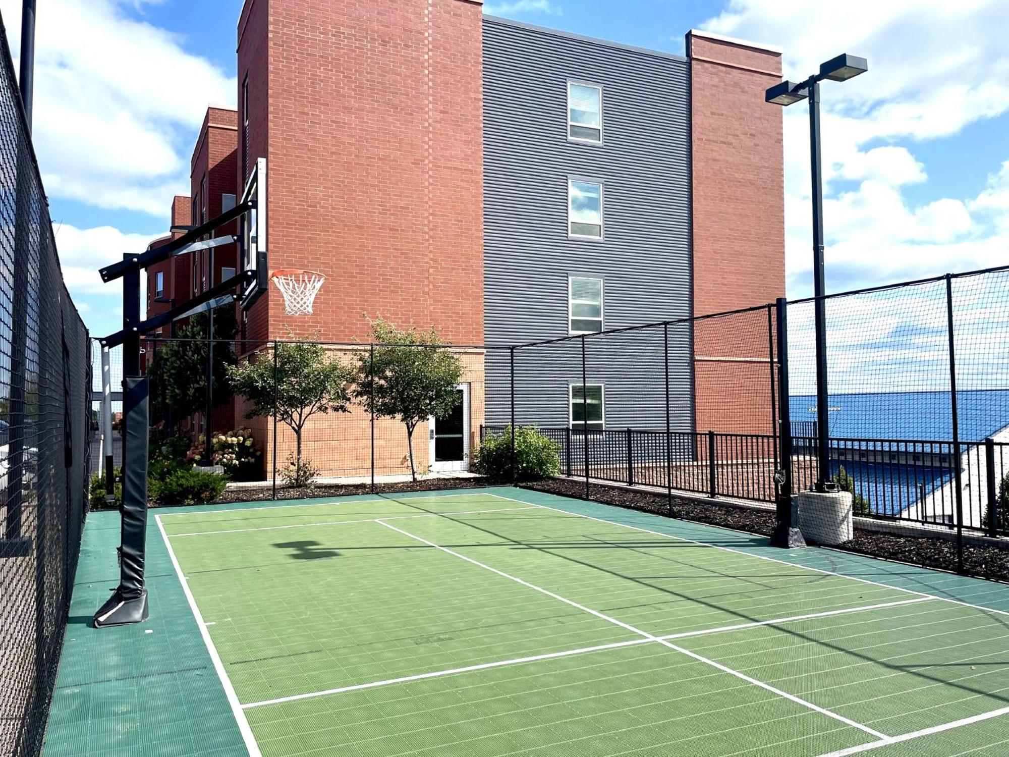 Staybridge Suites Marquette By Ihg Esterno foto